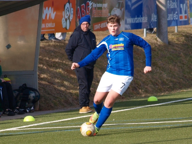 Der junge Tomas Vavra spielt seit der Rückrunde zusammen mit seinem Vater bei der SG SV Schmölln 1913. Hier ist er im Spiel gegen Großenstein zu sehen.